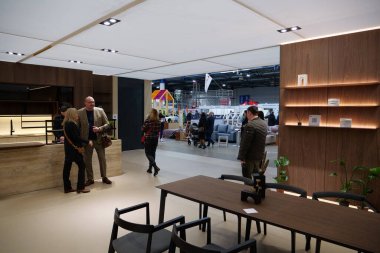KYIV, UKRAINE, 10 Mart 2023: Uluslararası İnşaat Fuarı Inter Build Expo ve uluslararası mobilya forumu KIFF 'deki insanlar Ukrayna' nın başkenti Kyiv 'deki ana uluslararası sergi merkezinde