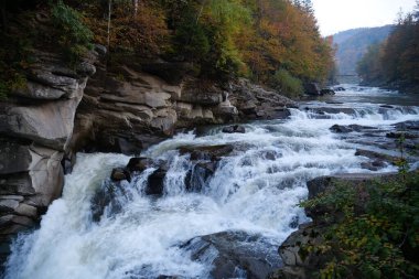 Prut Nehri 'nde Probiy Şelalesi, Yaremche City, batı Ukrayna. Ukrayna Karpatlarının en güzel ve güçlü şelalelerinden biridir.