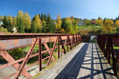 Ukrayna 'nın batısındaki Vorokhta şehrinde demiryolu üzerinde eski metal köprü.