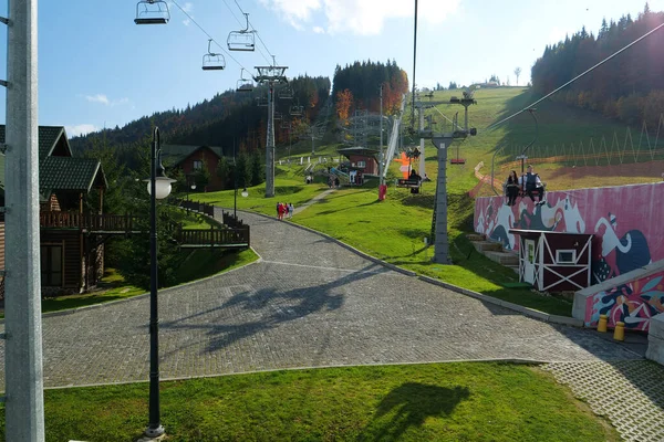 2022年10月13日 乌克兰西部伊万诺 弗兰科夫斯克州喀尔巴阡山美丽的村庄和最大的滑雪胜地布科维尔的滑雪电梯里的人 — 图库照片