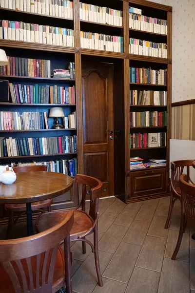 Colomyia Ucrania Agosto 2022 Interior Cafetería Con Mesas Sillas Librerías — Foto de Stock