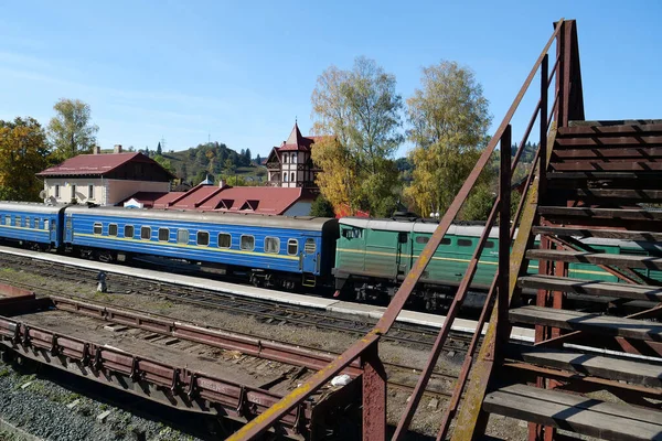 Stary Metalowy Kładka Nad Torami Kolejowymi Mieście Worochta Zachodniej Ukrainie — Zdjęcie stockowe