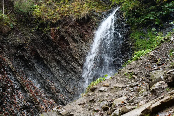 Kleine Wasserfälle Und Geologische Gebirgsfalten Den Bergen Zhenetskyi Huk Wasserfall — Stockfoto