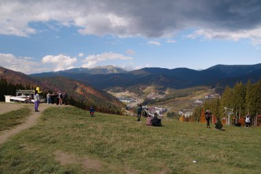 BUKOVEL, CARPATHIAN MOUNTAINS, UKRAINE, OKTOBER 13 Ekim 2022: Bukovel 'in Panorama manzarası - Karpat Dağları' ndaki güzel köy ve en büyük kayak merkezi, Ivano-Frankivsk Oblastı, batı Ukrayna