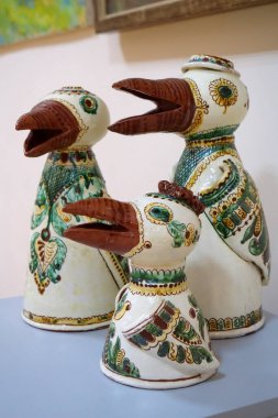 YAREMCHE, UKRAINE, 17 Ekim 2022: Yaremche şehrindeki Karpatlar Müzesi ve Ekolojisi 'nde eski otantik çömlek