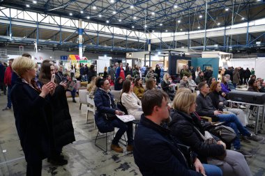 KYIV, UKRAINE, 10 Mart 2023: Uluslararası İnşaat Fuarı Inter Build Expo ve uluslararası mobilya forumu KIFF 'deki insanlar Ukrayna' nın başkenti Kyiv 'deki ana uluslararası sergi merkezinde