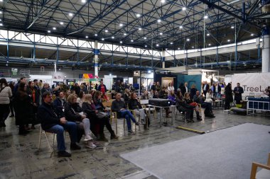KYIV, UKRAINE, 10 Mart 2023: Uluslararası İnşaat Fuarı Inter Build Expo ve uluslararası mobilya forumu KIFF 'deki insanlar Ukrayna' nın başkenti Kyiv 'deki ana uluslararası sergi merkezinde