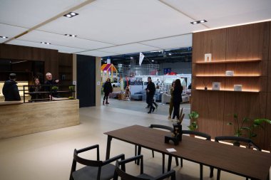 KYIV, UKRAINE, 10 Mart 2023: Uluslararası İnşaat Fuarı Inter Build Expo ve uluslararası mobilya forumu KIFF 'deki insanlar Ukrayna' nın başkenti Kyiv 'deki ana uluslararası sergi merkezinde