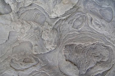 Ukrayna 'daki Karpat Dağları' nda nehir kenarındaki taşların doğal çizimleri.