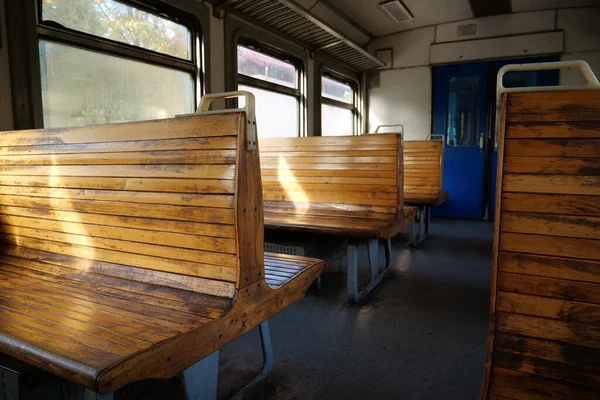 Старий Порожній Вагон Поїзда Дерев Яні Сидіння Порожньому Автобусі Приміського — стокове фото