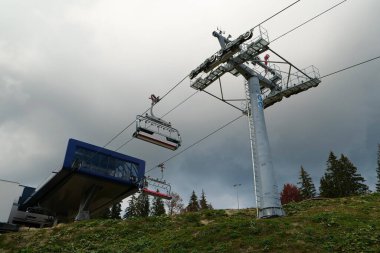 BUKOVEL, CARPATHIAN MOUNTAINS, UKRAINE, OKTOBER 13 Ekim 2022: Bukovel 'deki kayak asansörü - Karpat Dağları' ndaki güzel köy ve en büyük kayak merkezi, Ivano-Frankivsk Oblastı, batı Ukrayna