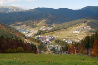 BUKOVEL, CARPATHIAN MOUNTAINS, UKRAINE, OKTOBER 13 Ekim 2022: Bukovel 'in Panorama manzarası - Karpat Dağları' ndaki güzel köy ve en büyük kayak merkezi, Ivano-Frankivsk Oblastı, batı Ukrayna
