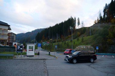 BUKOVEL, CARPATHIAN MOUNTAINS, UKRAINE, OKTOBER 13 Ekim 2022: Bukovel 'in mimarisi - Karpat Dağları' ndaki güzel köy ve en büyük kayak merkezi, Ivano-Frankivsk Oblastı, batı Ukrayna
