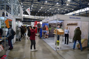 KYIV, UKRAINE, 10 Mart 2023: Uluslararası İnşaat Fuarı Inter Build Expo ve uluslararası mobilya forumu KIFF 'deki insanlar Ukrayna' nın başkenti Kyiv 'deki ana uluslararası sergi merkezinde