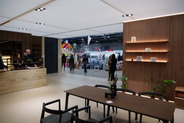 KYIV, UKRAINE, 10 Mart 2023: Uluslararası İnşaat Fuarı Inter Build Expo ve uluslararası mobilya forumu KIFF 'deki insanlar Ukrayna' nın başkenti Kyiv 'deki ana uluslararası sergi merkezinde