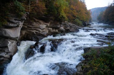 Prut Nehri 'nde Probiy Şelalesi, Yaremche City, batı Ukrayna. Ukrayna Karpatlarının en güzel ve güçlü şelalelerinden biridir.