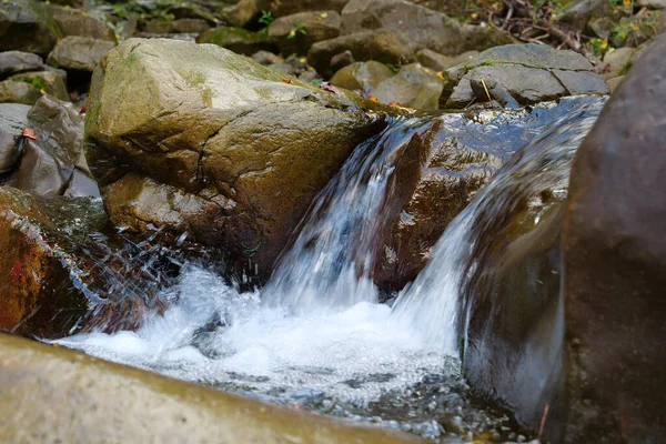 Bela Natureza Selvagem Pequena Cachoeira Nas Montanhas Fluxos Água Puros — Fotografia de Stock
