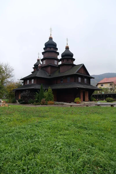 선지자 일리야 교회는 우크라이나 서부의 카르파티아 산맥의 십자가 모양으로 양식으로 — 스톡 사진
