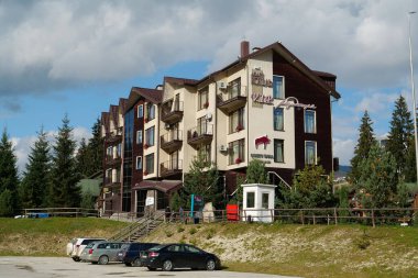 BUKOVEL, CARPATHIAN MOUNTAINS, UKRAINE, OKTOBER 13 Ekim 2022: Bukovel 'in mimarisi - Karpat Dağları' ndaki güzel köy ve en büyük kayak merkezi, Ivano-Frankivsk Oblastı, batı Ukrayna