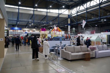 KYIV, UKRAINE, 10 Mart 2023: Uluslararası İnşaat Fuarı Inter Build Expo ve uluslararası mobilya forumu KIFF 'deki insanlar Ukrayna' nın başkenti Kyiv 'deki ana uluslararası sergi merkezinde