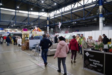 KYIV, UKRAINE, 10 Mart 2023: Uluslararası İnşaat Fuarı Inter Build Expo ve uluslararası mobilya forumu KIFF 'deki insanlar Ukrayna' nın başkenti Kyiv 'deki ana uluslararası sergi merkezinde