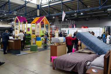 KYIV, UKRAINE, 10 Mart 2023: Uluslararası İnşaat Fuarı Inter Build Expo ve uluslararası mobilya forumu KIFF 'deki insanlar Ukrayna' nın başkenti Kyiv 'deki ana uluslararası sergi merkezinde