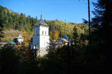 Ukrayna 'daki Karpat Dağları' ndaki ormanda Manyava Kutsal Haçın Yüceltilmesi skeci. Ortodoks hücre manastırı, taslak. Tahtanın yanında kutsal taş var. İbadet objesi.