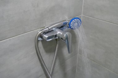 Duş al. Duş al. Sabah duşu. Duştan temiz su akar.