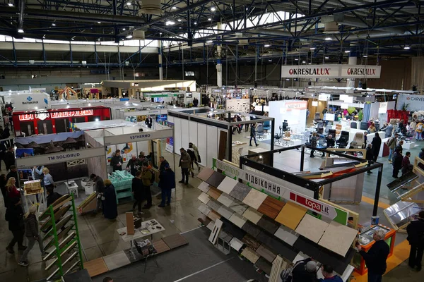 KYIV, UKRAINE, 10 Mart 2023: Uluslararası İnşaat Fuarı Inter Build Expo ve uluslararası mobilya forumu KIFF 'deki insanlar Ukrayna' nın başkenti Kyiv 'deki ana uluslararası sergi merkezinde
