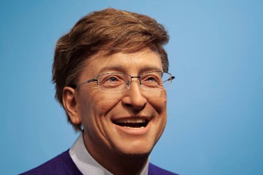 BUKOVEL, UKRAINE, 13 Ekim 2022: William Henry Gates 'in balmumu figürü, dünyaca ünlü Amerikalı iş adamı, yatırımcı, hayırsever, yazar ve Microsoft teknoloji şirketinin kurucularından.