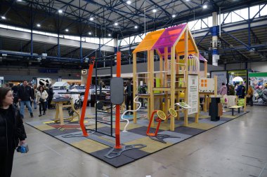 KYIV, UKRAINE, 10 Mart 2023: Uluslararası İnşaat Fuarı Inter Build Expo ve uluslararası mobilya forumu KIFF 'deki insanlar Ukrayna' nın başkenti Kyiv 'deki ana uluslararası sergi merkezinde