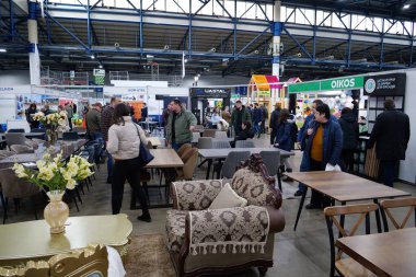 KYIV, UKRAINE, 10 Mart 2023: Uluslararası İnşaat Fuarı Inter Build Expo ve uluslararası mobilya forumu KIFF 'deki insanlar Ukrayna' nın başkenti Kyiv 'deki ana uluslararası sergi merkezinde
