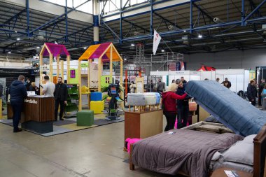 KYIV, UKRAINE, 10 Mart 2023: Uluslararası İnşaat Fuarı Inter Build Expo ve uluslararası mobilya forumu KIFF 'deki insanlar Ukrayna' nın başkenti Kyiv 'deki ana uluslararası sergi merkezinde