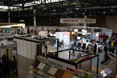 KYIV, UKRAINE, 10 Mart 2023: Uluslararası İnşaat Fuarı Inter Build Expo ve uluslararası mobilya forumu KIFF 'deki insanlar Ukrayna' nın başkenti Kyiv 'deki ana uluslararası sergi merkezinde
