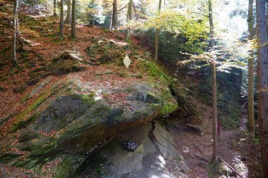 Kutsal Taş ve kutsal bahar, Batı Ukrayna 'daki Manyava Skete yakınlarındaki ormanda, bir ibadet ve ruhsal arınma yeri olarak kabul edilir. Altından şifalı su fışkırır.