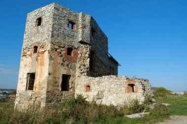 Pniv Kalesi 'ndeki taş kalıntıları - Batı Ukrayna' nın İvano-Frankivsk bölgesinde ortaçağ tarihi nesneleri