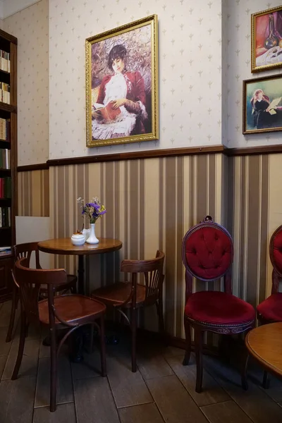 Colomyia Ucrania Agosto 2022 Interior Cafetería Con Mesas Sillas Librerías —  Fotos de Stock