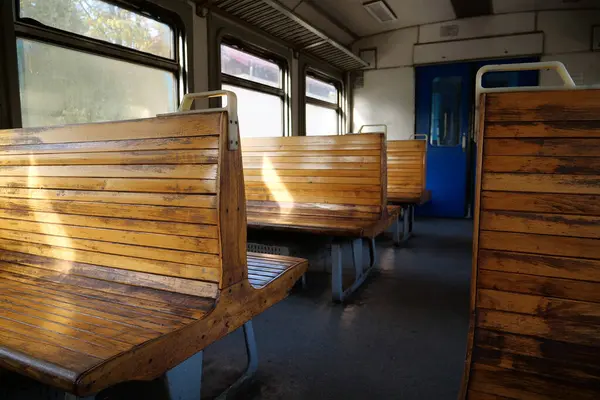 Velha Carroça Vazia Comboio Assentos Madeira Numa Carruagem Vazia Comboio — Fotografia de Stock