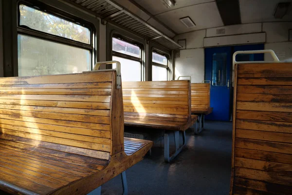 Alter Leerer Eisenbahnwaggon Holzsitze Einem Leeren Bahn Wagen — Stockfoto