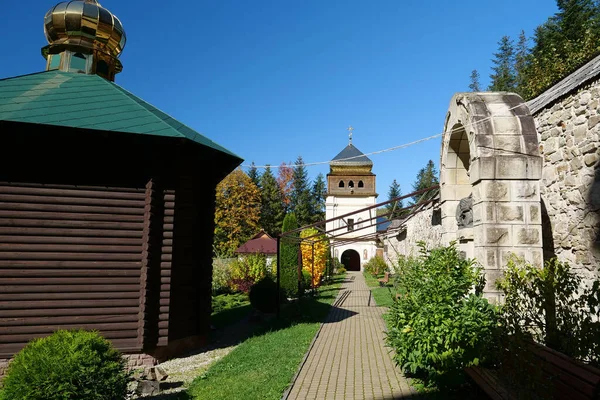 カルパチア山脈 ウクライナの聖なる十字架の高揚のマニヤヴァ スケートの中庭 正統派の独房メンズ修道院 スケッチ 木製のスケートの近くには祝福石 崇拝のオブジェクトがあります — ストック写真