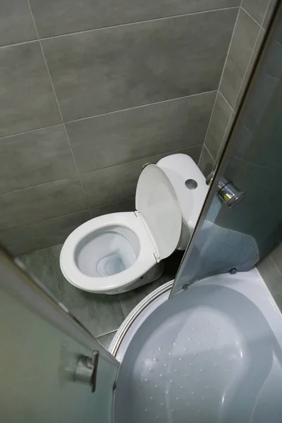 Toilettenraum Innen Mit Weißer Toilettenschüssel Duschkabine Und Grauen Wandfliesen — Stockfoto