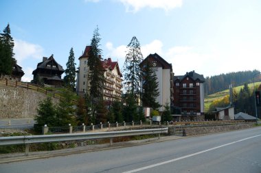 BUKOVEL, CARPATHIAN MOUNTAINS, UKRAINE, OKTOBER 13 Ekim 2022: Bukovel 'in mimarisi - Karpat Dağları' ndaki güzel köy ve en büyük kayak merkezi, Ivano-Frankivsk Oblastı, batı Ukrayna