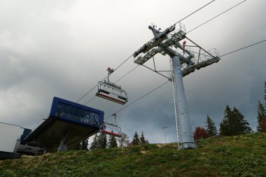 BUKOVEL, CARPATHIAN MOUNTAINS, UKRAINE, OKTOBER 13 Ekim 2022: Bukovel 'deki kayak asansörü - Karpat Dağları' ndaki güzel köy ve en büyük kayak merkezi, Ivano-Frankivsk Oblastı, batı Ukrayna