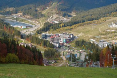 BUKOVEL, CARPATHIAN MOUNTAINS, UKRAINE, OKTOBER 13 Ekim 2022: Bukovel 'in Panorama manzarası - Karpat Dağları' ndaki güzel köy ve en büyük kayak merkezi, Ivano-Frankivsk Oblastı, batı Ukrayna