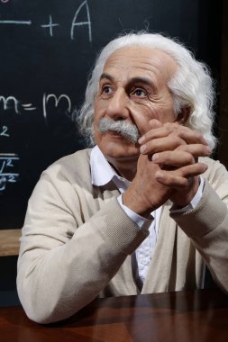 UKRAINE, BUKOVEL, ECTOBER 13, 2022: Dünyaca ünlü bilim adamı, Nobel ödüllü, teorik fizikçi, görelilik teorisinin yaratıcısı, masada oturan Albert Einstein