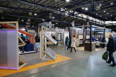 KYIV, UKRAINE, 10 Mart 2023: Uluslararası İnşaat Fuarı Inter Build Expo ve uluslararası mobilya forumu KIFF 'deki insanlar Ukrayna' nın başkenti Kyiv 'deki ana uluslararası sergi merkezinde