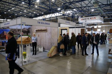 KYIV, UKRAINE, 10 Mart 2023: Uluslararası İnşaat Fuarı Inter Build Expo ve uluslararası mobilya forumu KIFF 'deki insanlar Ukrayna' nın başkenti Kyiv 'deki ana uluslararası sergi merkezinde