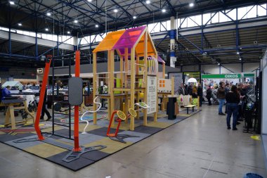 KYIV, UKRAINE, 10 Mart 2023: Uluslararası İnşaat Fuarı Inter Build Expo ve uluslararası mobilya forumu KIFF 'deki insanlar Ukrayna' nın başkenti Kyiv 'deki ana uluslararası sergi merkezinde