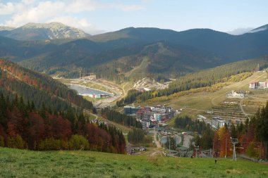 BUKOVEL, CARPATHIAN MOUNTAINS, UKRAINE, OKTOBER 13 Ekim 2022: Bukovel 'in Panorama manzarası - Karpat Dağları' ndaki güzel köy ve en büyük kayak merkezi, Ivano-Frankivsk Oblastı, batı Ukrayna