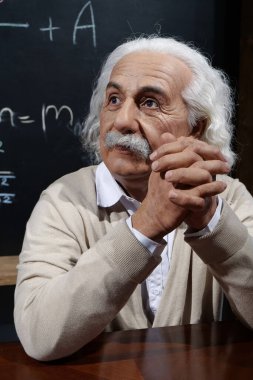 UKRAINE, BUKOVEL, ECTOBER 13, 2022: Dünyaca ünlü bilim adamı, Nobel ödüllü, teorik fizikçi, görelilik teorisinin yaratıcısı, masada oturan Albert Einstein